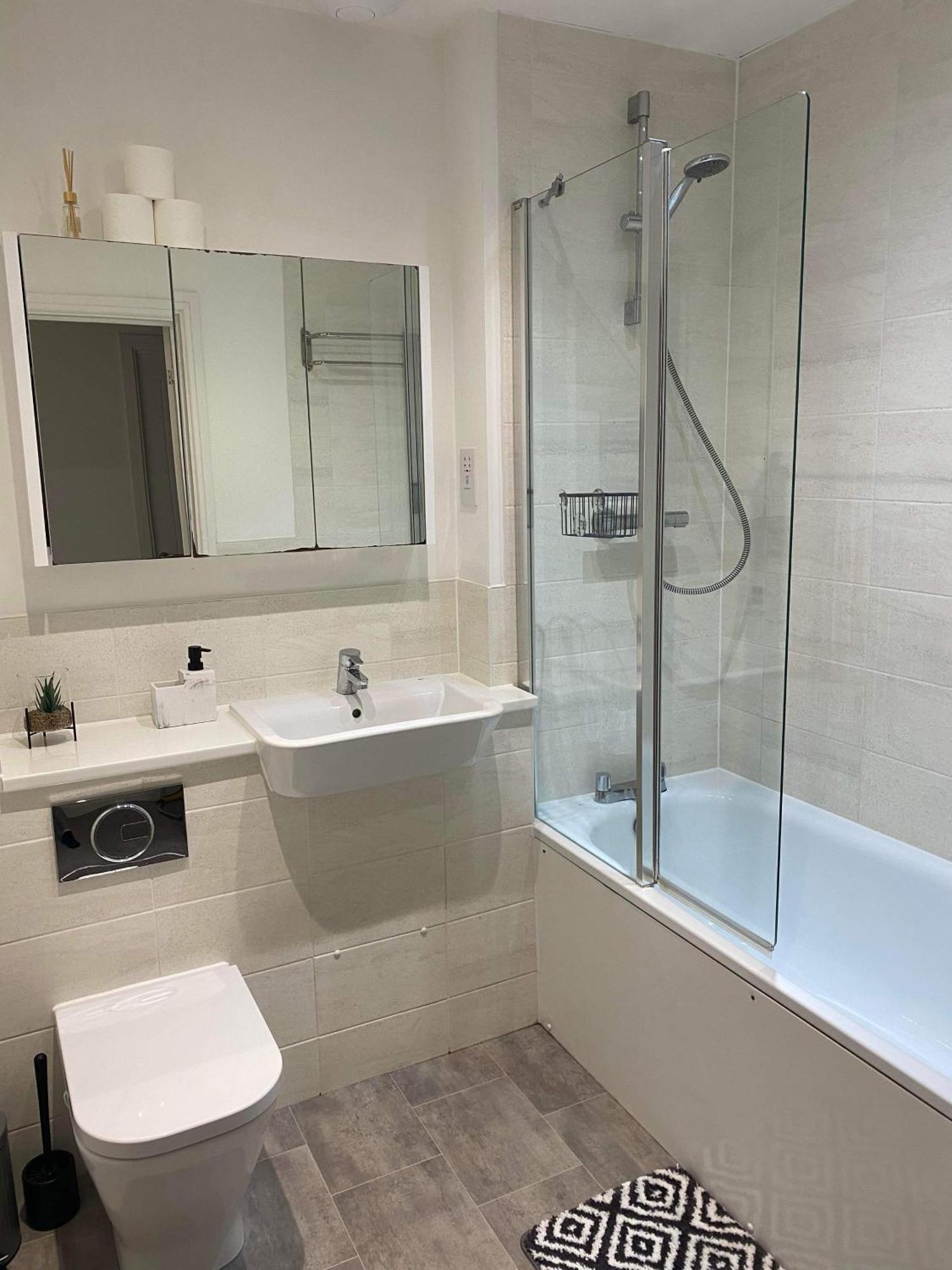Crawley 2bed Close To Gatwick Airport * Copthorne (West Sussex)