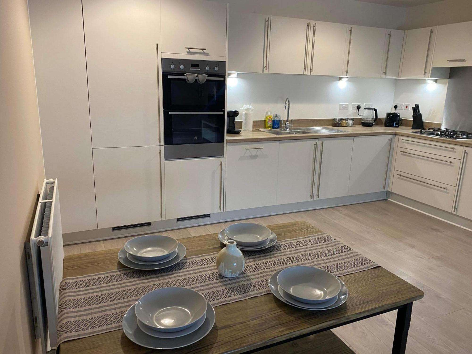 Crawley 2bed Close To Gatwick Airport Апартаменты